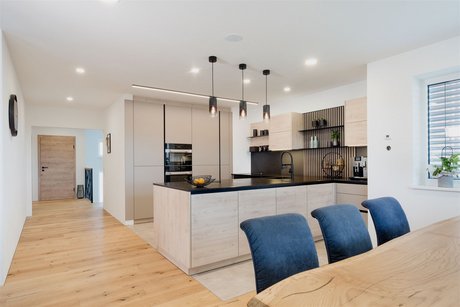 Die Kücheninsel dieser modernen U-Küche hat die helle Frontenfarbe fango.