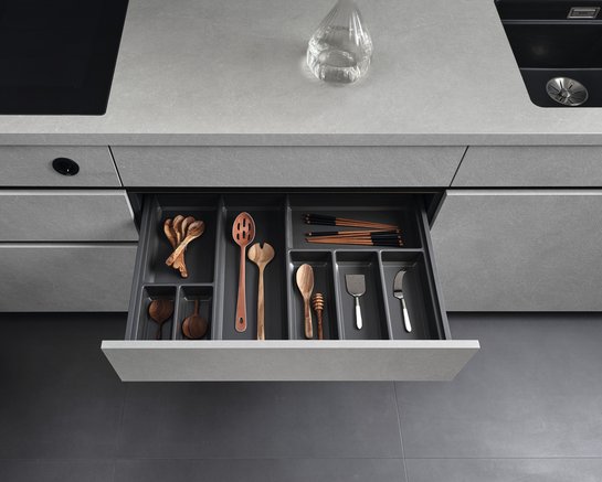 Dunkler Kunststoff-Besteckeinsatz in Küchenschublade