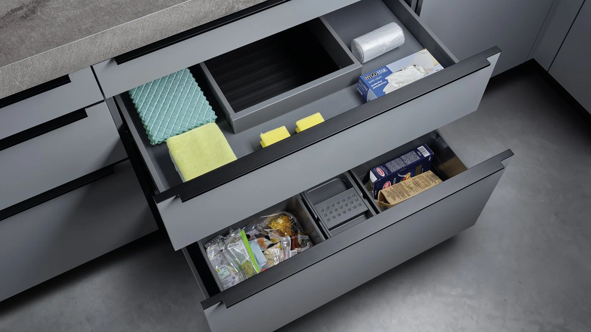 ewe nanoo® in felsgrau, Abfallsammler Zwei geöffnete Schubladen in grauer Küche mit Mülltrennungs-Einsatz