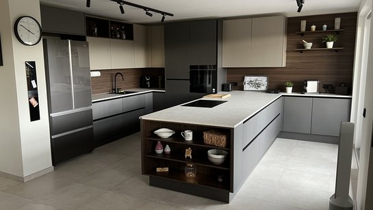 ewe nanoo® . ewe Sintesa in gussgrau metallic . sahara metallic . nuss pavia | Emirio Gesamtansicht der modernen ewe Küche mit großzügiger Kücheninsel, offenen Regalen in nuss pavia und harmonischer Kombination aus gussgrau metallic und sahara metallic.