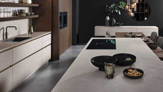 ewe Concreto in beton sand . eiche tobacco, Kücheninsel, Küchenzeile Inselküche in Betonoptik kombiniert mit dunklem Holzfurnier