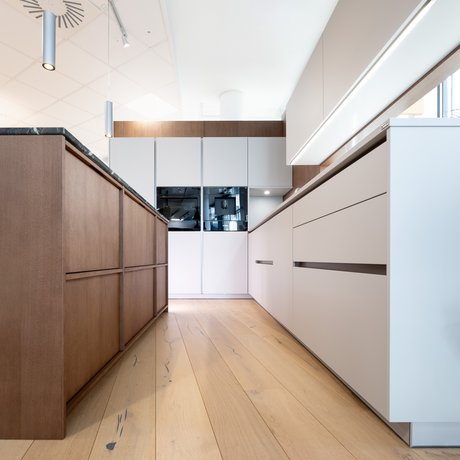 Diese Inselküche spiegelt die perfekte Kombination aus skandinavischem und modernem Stil wider.