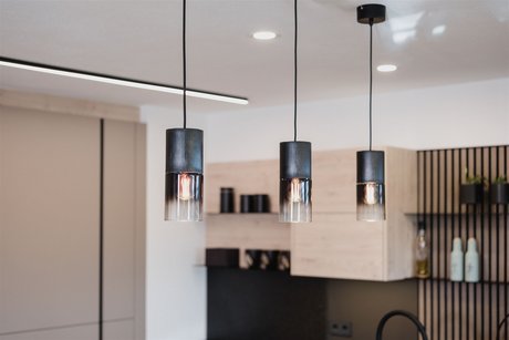 Die Deckenleuchten erleuchten die gesamte U-Küche.