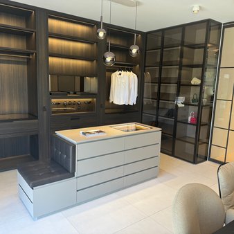 Moderne begehbare Garderobe in einem Schauraum