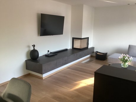 Dezente Betonoptik trifft auf moderne Wohnlichkeit im TV-Board.