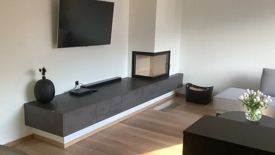 Dezente Betonoptik trifft auf moderne Wohnlichkeit im TV-Board.