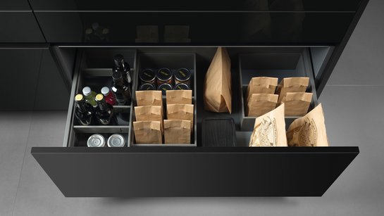 Geöffnete Schublade in der Küche mit Inneneinteilung