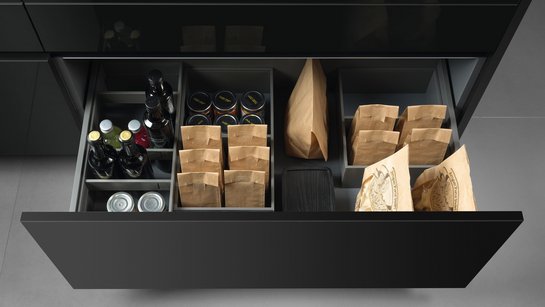 Geöffnete Schublade in der Küche mit Inneneinteilung