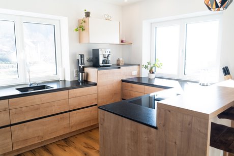 Hochgestellter Geschirrspüler mit darüber platzierter Kaffeemaschine.