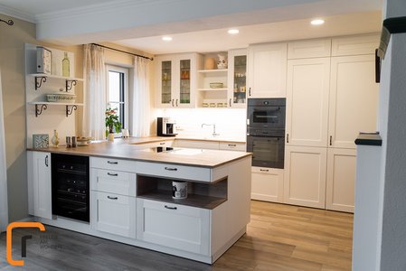 FM Bärenalm in fichte weiß lasiert | Riegler - Freude am Wohnen Weiße Landhausküche mit Rahmenfronten aus Fichte