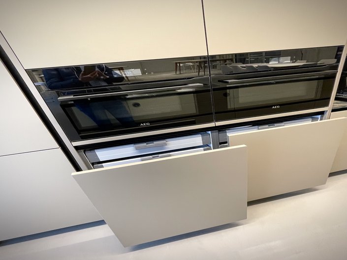 Die Elektrogeräte wurden in dieser modernen Inselküche hochgestellt eingebaut.