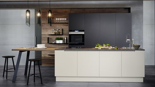 Inselküche mit Kücheninsel in hellem angora mit angebautem Hoch-Esstisch