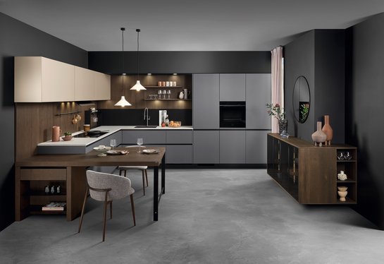 Graue L-förmige Küche mit sandfarbenen Oberschränken und Anbau-Esstisch