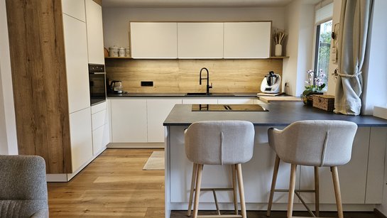 Das Highlight dieser modernen Küche ist der integrierte Barbereich.