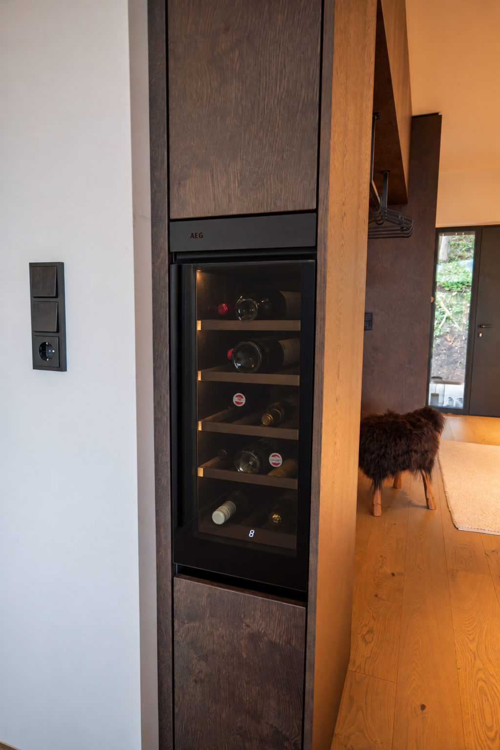Weinklimaschrank im Hochschrank aus dunkler eiche, Geräte verstecken in der Küche, smarte Einbaugeräte, Küchenplanung mit Stauraum und Ordnung